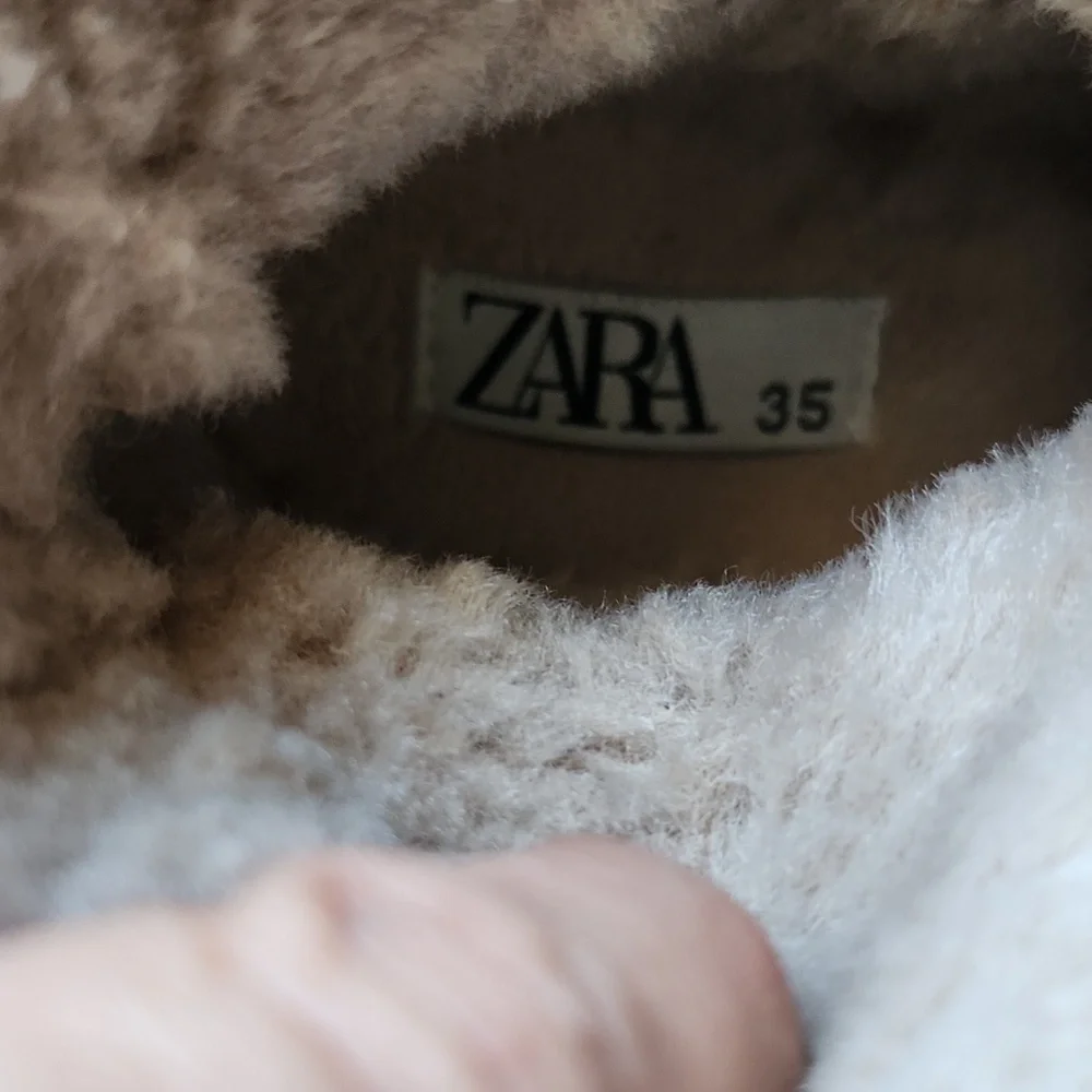 Zara Black Water Repellent Winter Kids Boots with Cream Sherpa Lining Size 35/3